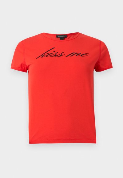 Κόκκινη κοντομάνικη μπλούζα Marc Jacobs με στρογγυλή λαιμόκοψη και μαύρο καλλιγραφικό κείμενο "φίλησέ με" στο στήθος.