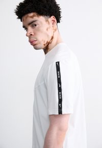 Nike Sportswear TEE - Print T-shirt - white