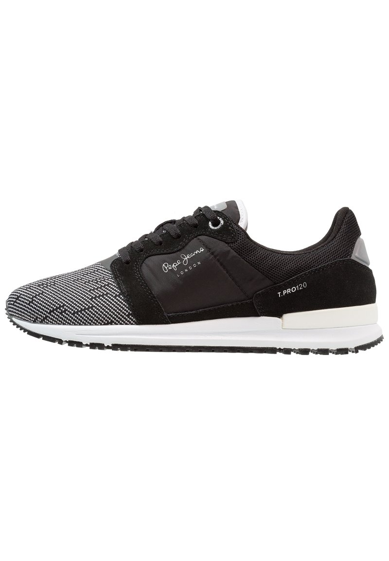 Baskets Pepe Jeans London en noir et blanc avec bout en maille, panneaux en daim et en mesh, lacets noirs, et semelle blanche étiquetée T PRO120.