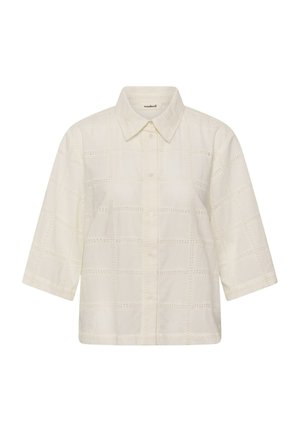 Ženska košulja boje kreme na kopčanje, s rukavima do tri četvrtine i suptilnim uzorkom kvadratnih perforacija, s oštrim ovratnikom.