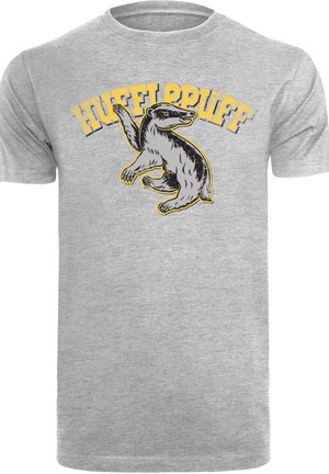 Šedé tričko s krátkým rukávem s černobílým potiskem jezevce a textem "HUFFLEPUFF" žlutě nad ním.