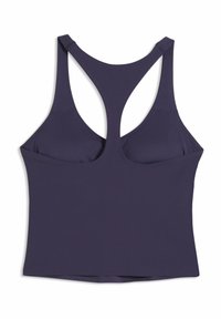 Σκούρο μοβ αθλητικό σουτιέν με σχέδιο racerback, φαρδιές τιράντες και ενσωματωμένα κύπελλα, χωρίς ραφές, τοποθετημένο επίπεδα σε λευκό φόντο.