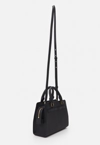 Sac à main en cuir noir avec finition texturée, double anses supérieures, bandoulière longue amovible et accents en métal doré ; comporte une poche zippée latérale.