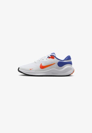 Zapatilla deportiva blanca con detalles en azul, logo naranja, parte superior de malla, cuello acolchado y suela de goma negra. Diseñada para comodidad y rendimiento.