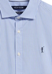 Koszula w niebieską i białą kratę gingham z kołnierzykiem zapinanym na guziki, w fasonie slim fit, z haftowanym logo po lewej stronie klatki piersiowej.