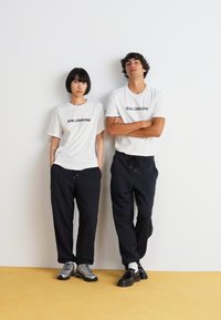 Salomon LOGO TEE UNISEX - T-shirt estampada - white