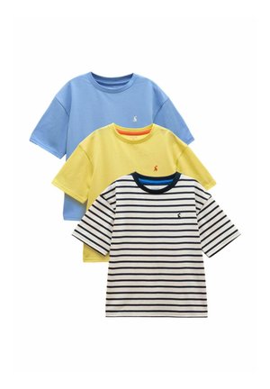 Tre t-shirts med korte ærmer og rund hals i blå, gul og hvid med sorte striber, hver med et lille kontrastfarvet logo på brystet.