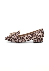 Zapato de ante con estampado de leopardo, punta redondeada, pequeño tacón cuadrado y detalle decorativo de borlas en la parte delantera. Textura suave y colores neutros.