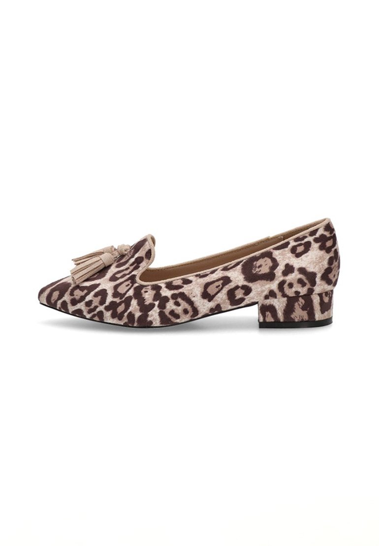 Zapato de ante con estampado de leopardo, punta redondeada, pequeño tacón cuadrado y detalle decorativo de borlas en la parte delantera. Textura suave y colores neutros.