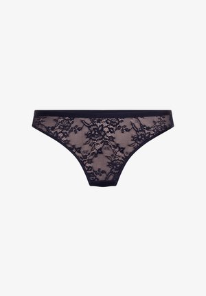 Zwarte kanten damesbikini onderbroek met bloemmotieven en doorschijnende mesh stof, elastische tailleband, geïsoleerd op een witte achtergrond.