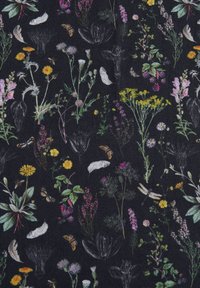 Tessuto scuro con fiori selvatici dettagliati e colorati, foglie, farfalle, falene e libellule disposti in un motivo sparso.