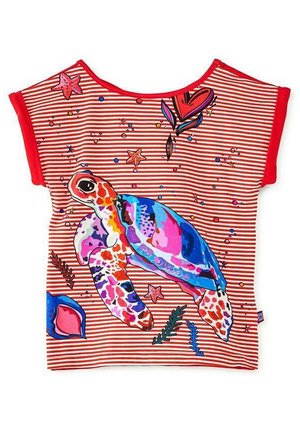 Dziecko ubrane w czerwono-biały paskowany t-shirt z kolorowymi wzorami morskich żółwi, rozgwiazd i wodorostów.
