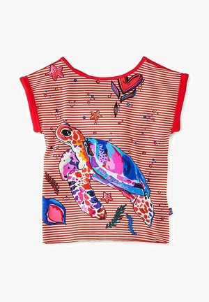 Kind draagt een rood-wit gestreept shirt met kleurrijke ontwerpen van zeeschildpadden, zeesterren en zeewier.