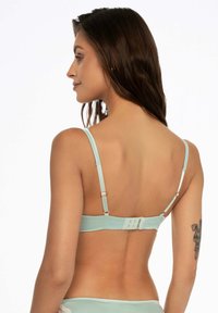 Miętowy biustonosz z gładkiego materiału, z regulowanymi ramiączkami i zapięciem na haftek z trzema rzędami zatrzasków.