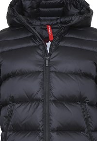 Giacca a vento nera con chiusura a zip, cappuccio e design trapuntato. Presenta un'etichetta rossa all'interno del colletto e tasche con zip sul davanti.