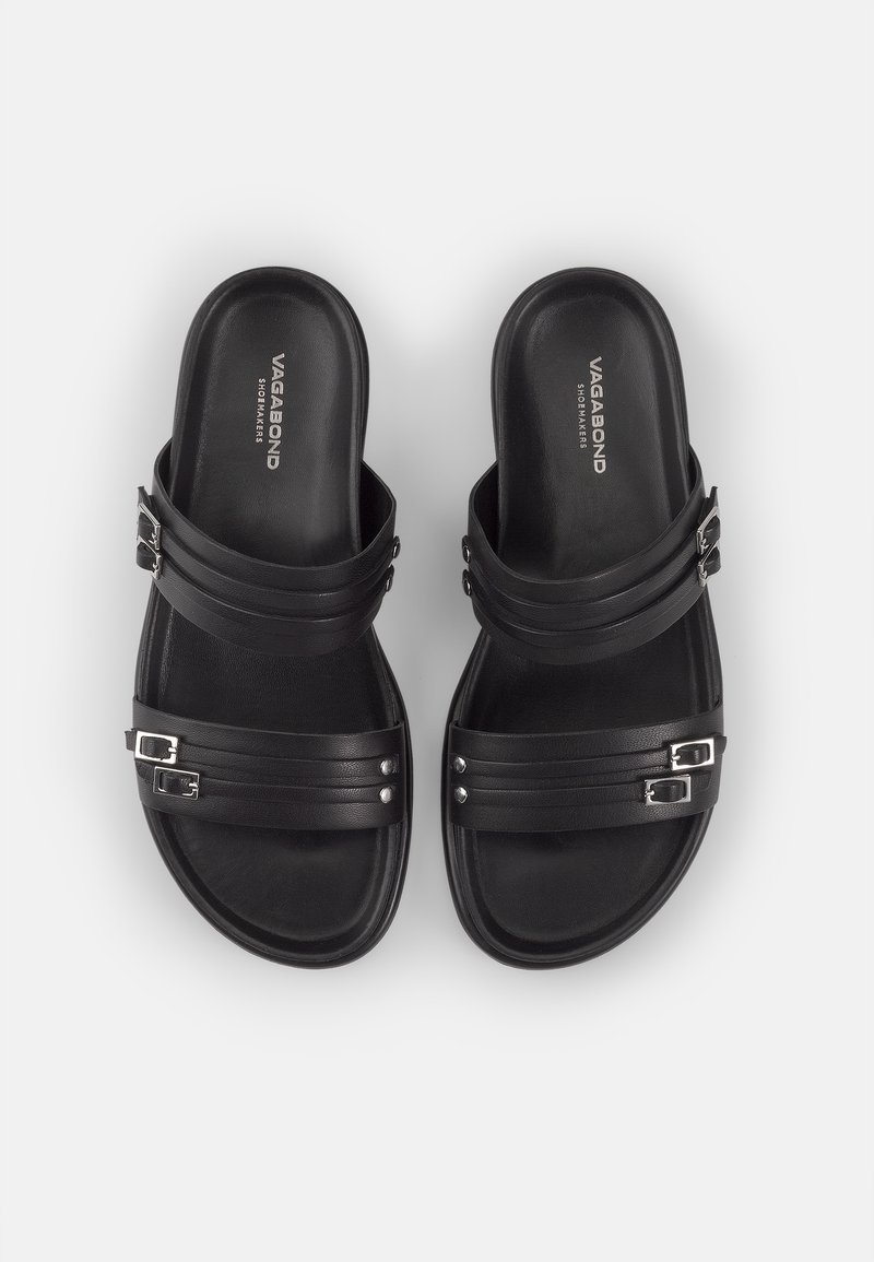 Schwarze Leder-Sandalen mit doppelt verstellbaren Riemen, silbernen Schnallen und glatter Textur. Flache Sohle mit minimalen Designdetails.