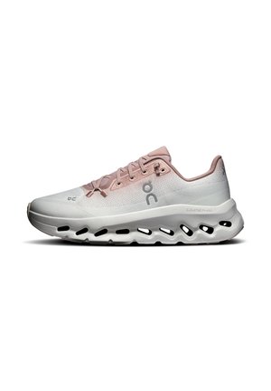 Chaussure de course rose clair et blanche avec semelle perforée et lacets, vue latérale montrant le logo de la marque et le design de l'amorti.