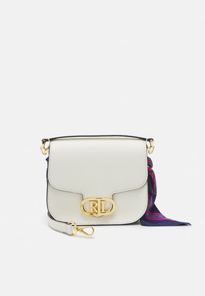 Bolso bandolera de cuero blanco con cierre con logo RL dorado, correa desmontable y pañuelo estampado multicolor azul marino anudado al lateral.