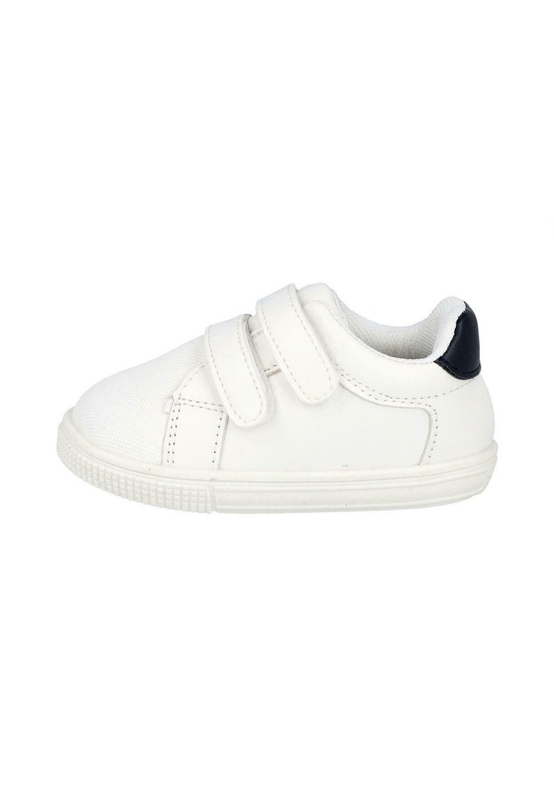 Zapatilla de lona blanca con dos tiras de velcro. Presenta una puntera texturizada y un acento negro en el talón. Suela de goma. Costura lateral visible.