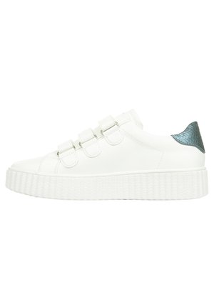 Baskets en cuir blanc avec trois sangles Velcro ajustables, semelle en caoutchouc texturée blanche et accent métallique teal sur le talon.