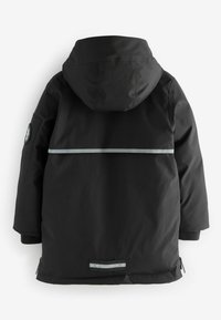 Veste imperméable noire avec capuche, bande réfléchissante et patch logo. Comprend des aérations latérales zippées et des poignets côtelés.