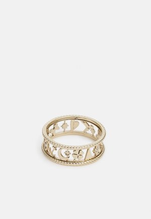 Gyldent cirkulært ring med åbent gitterdesign med blomster- og stjerneformede udskæringer samt små indlejrede sten.