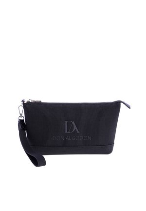 Bolso de mano negro con textura, cierre de cremallera y logo de Don Algodón grabado en relieve en el frente, con una correa de muñeca adjunta.