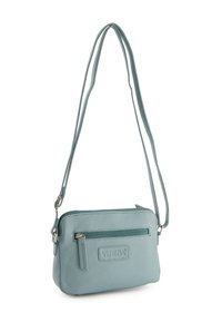 Hellblaues Leder-Crossbody-Bag mit einem Reißverschlussfach, das eine glatte Textur, einen verstellbaren Trageriemen und ein Markenlabel auf der Vorderseite aufweist.