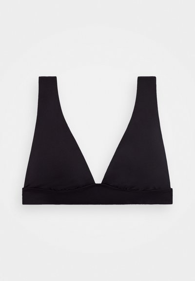 Bralette preto com um design triangular, alças largas e uma faixa franzida. Feito de um tecido liso e elástico. Sem padrões visíveis ou acessórios.