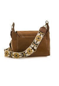 Borsa in pelle marrone con una forma rettangolare, caratterizzata da una tracolla intrecciata a motivo nei colori crema, giallo e nero. Dettagli di cuciture in evidenza.