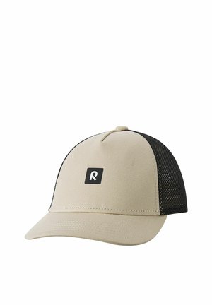 Beżowa i czarna siateczkowa czapka bejsbolowa z zakrzywionym daszkiem i małym czarnym kwadratowym logo z białą stylizowaną literą "R" na przednim panelu.