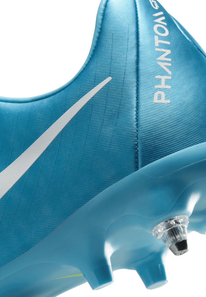 Chaussure de football bleu clair avec une tige texturée, présentant un Swoosh Nike blanc, et une semelle à crampons distincte avec un accent transparent sur un crampon central.