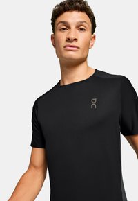 On PERFORMANCE - T-shirt till träning - black   eclipse