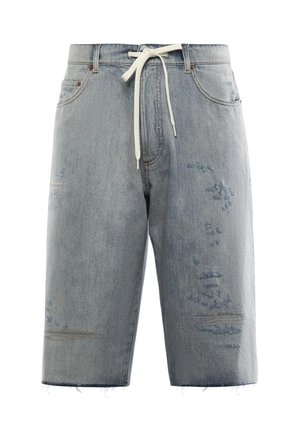 Shorts de mezclilla azul claro con detalles desgastados y descoloridos, y un cinturón de cuerda blanco. Presentan un dobladillo sin rematar y bolsillos delanteros.