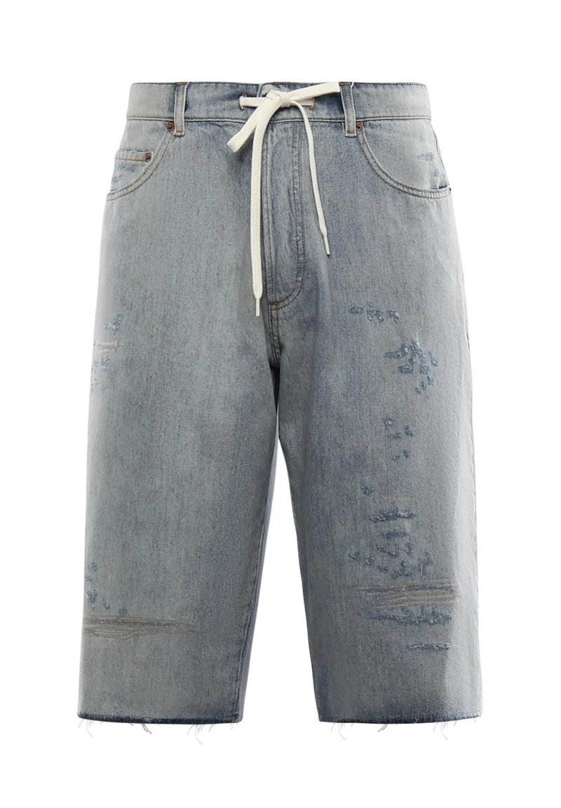 Lichtblauwe denim shorts met vervaagde, versleten details en een witte koordriem, voorzien van een onafgewerkte zoom en zakken aan de voorkant.