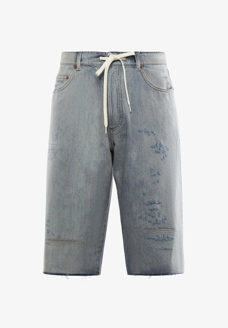 Shorts de mezclilla azul claro con detalles desgastados y descoloridos, y un cinturón de cuerda blanco. Presentan un dobladillo sin rematar y bolsillos delanteros.