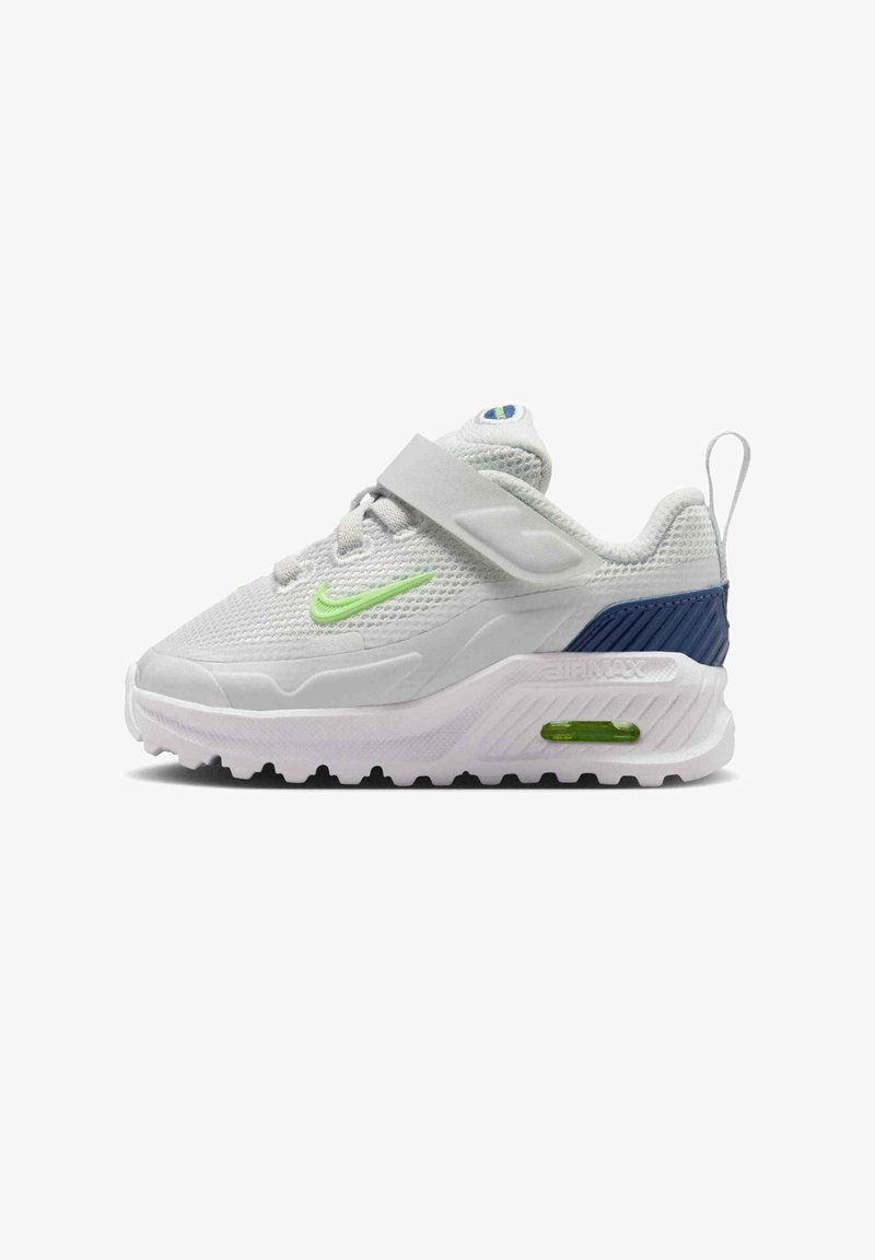 Witte sportschoen met grijze band, groene Nike-swoosh, blauwe hielpaneel en zichtbare groene Air Max demping in de zool.