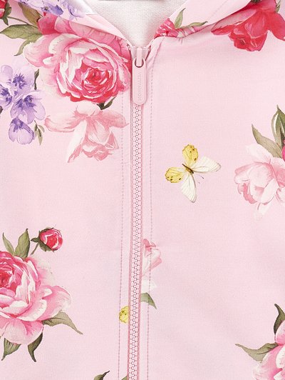 Ροζ ύφασμα με κεντρικό φερμουάρ, διακοσμημένο με μεγάλα ροζ τριαντάφυλλα, μικρά μωβ λουλούδια, πράσινα φύλλα και μια κίτρινη και λευκή πεταλούδα.