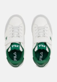 Sneaker bianche con accenti verdi, realizzate in materiale sintetico. Presentano lacci, una fascia e una suola testurizzata. Logo visibile sul lato.