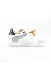 Baskets basses blanches et grises avec détail talon noir et pompon marron sur fond blanc, vue de côté.