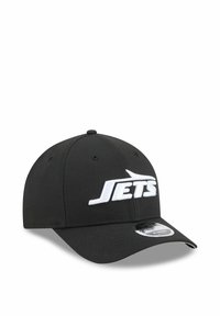 Schwarze Kappe mit einem gewölbten Schirm, die auf der Vorderseite ein auffälliges, weiß gesticktes "JETS"-Logo besitzt. Der Stoff ist strukturiert und glatt.