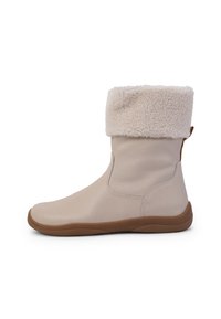 Beige leren enkelboots met een faux fur manchet. Gladde textuur, ronde punt, flexibele zool, minimale stiksels en een trekbanddetail.