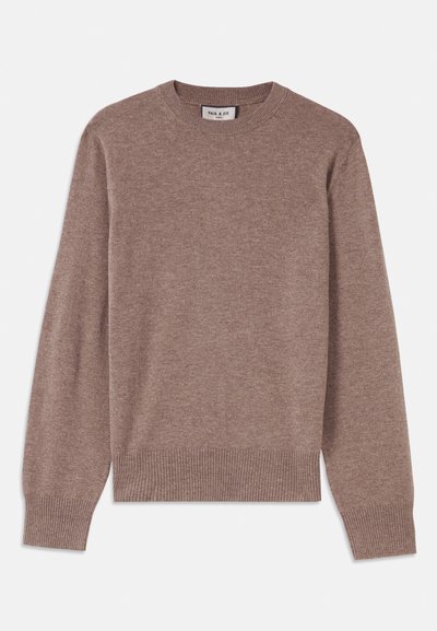 Brun stickad tröja med rundad halsringning, ribbade ärmslut och nederkant, mjuk textur och minimalistisk design. Lapp vid halsen: "Paul & Joe."