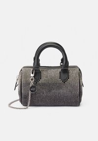 Mala pequena com exterior texturizado em preto e prata, com alças arredondadas, fecho de correr e alça de corrente destacável.