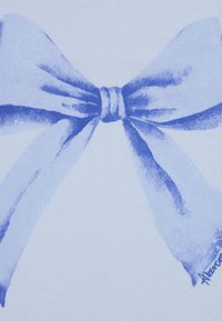 Μπλε φιόγκος με υδατοχρώματα και κεντρικό κόμπο, με απαλούς, ρέοντες βρόχους και υφή σε ανοιχτό μπλε φόντο.