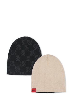 Deux bonnets : l'un noir avec un motif texturé "HUGO", l'autre beige avec une finition lisse et une étiquette rouge "HUGO" sur l'ourlet.