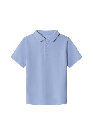 Polo azul claro con cuello, tapeta de tres botones, mangas cortas y un pequeño logo bordado en el pecho izquierdo. Material de algodón.