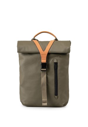 Olivgrüner Rucksack mit Roll-Top, braunem Ledergriff und -riemen, schwarzer Fronttasche mit vertikalem Reißverschluss und schwarzer Schnallenschließe.