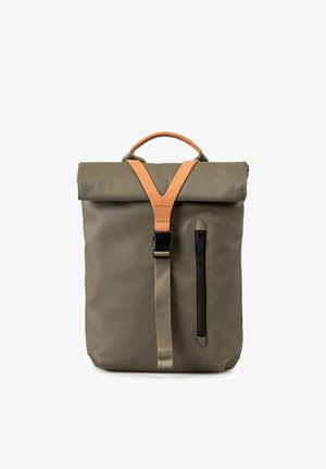 Zaino a rotolo verde oliva con manico e tracolla in pelle color cognac, tasca verticale anteriore con cerniera nera e chiusura con fibbia nera.