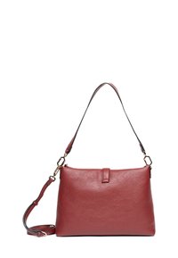 Bolso de mano de cuero rojo con un acabado texturizado, que cuenta con una correa ajustable y herrajes en tono dorado, de forma rectangular con cierre de solapa.